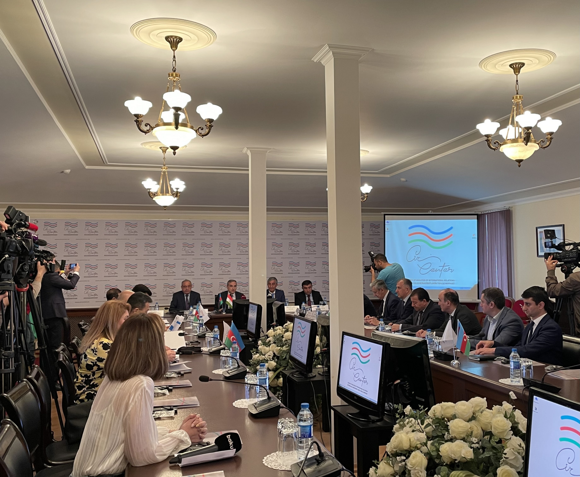 Состоялся круглый стол, посвященный 30-летию установления дипломатических отношений между Азербайджаном и Таджикистаном